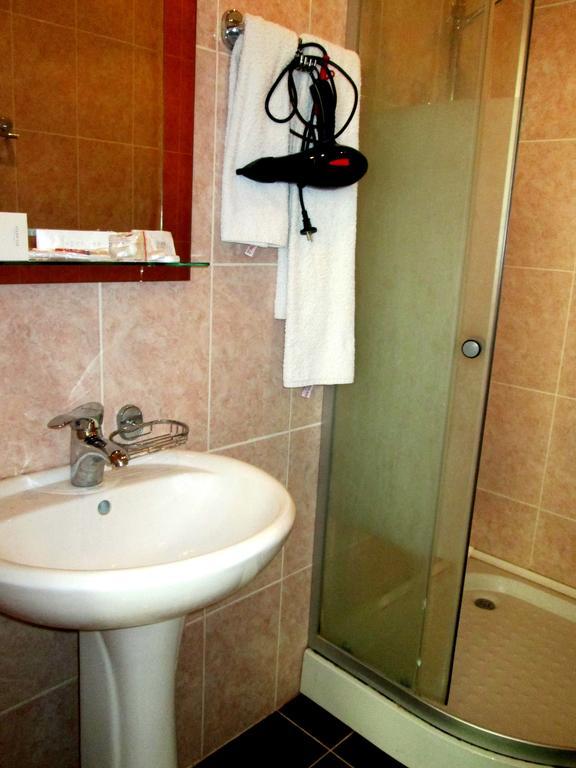 Max Comfort Hotel Кутаиси Стая снимка
