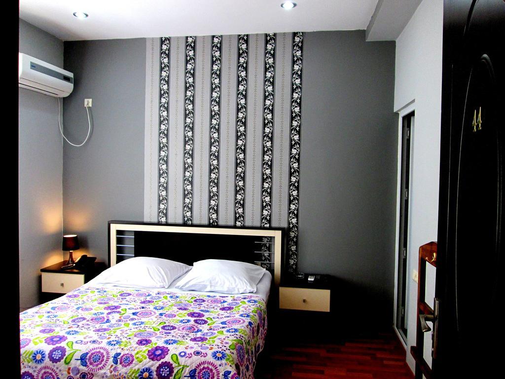 Max Comfort Hotel Кутаиси Стая снимка